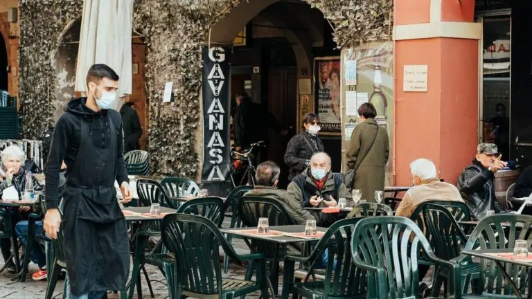 Coronavírus: Regiões na Itália são fechadas e Paris anuncia regras mais rígidas