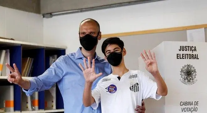 Foto mostra Bruno Covas e seu filho 