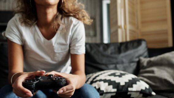 Pandemia levou 75,8% dos gamers a jogar mais, diz pesquisa