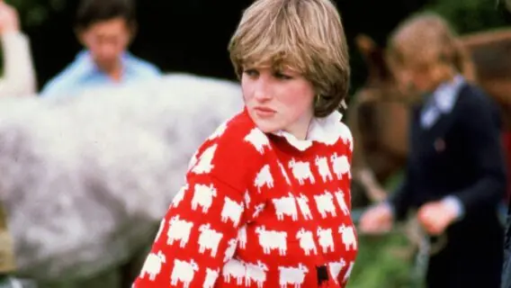 Suéter ovelha negra da princesa Diana volta a fazer sucesso