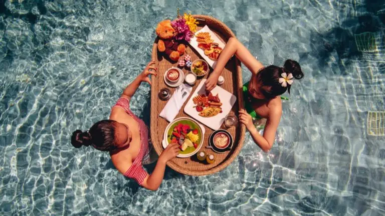Café da manhã ‘flutuante’ na piscina é a nova trend das famosas