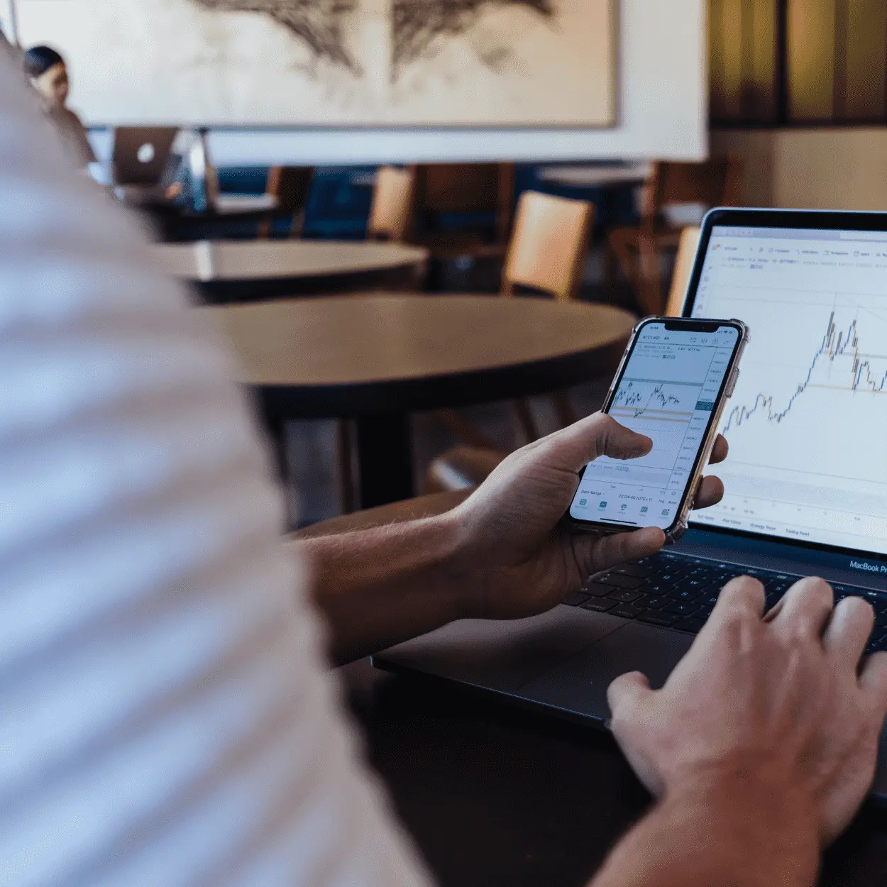 investidor em plataforma de ações Via Varejo