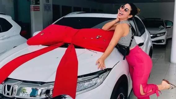 Ex-BBB Vivian Amorim compra carro avaliado em R$ 100 mil; veja fotos