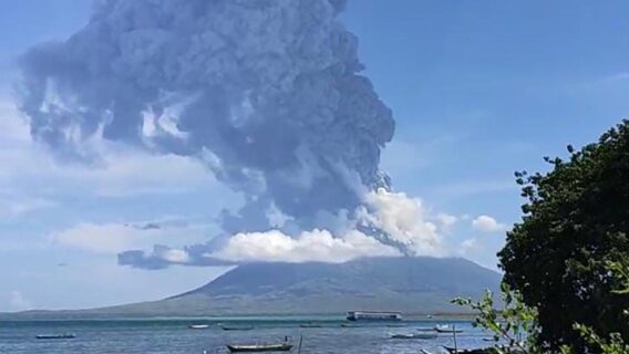 Vulcão entra em erupção na Indonésia e milhares de pessoas são evacuadas