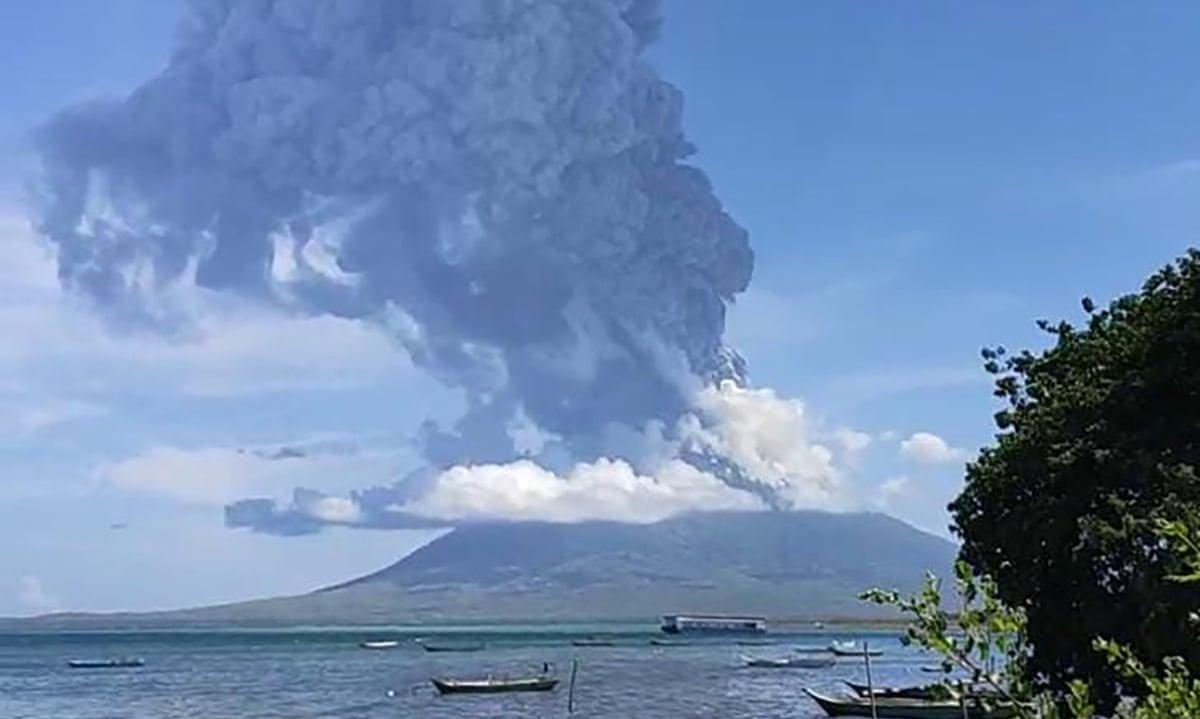 Vulcão entra em erupção na Indonésia