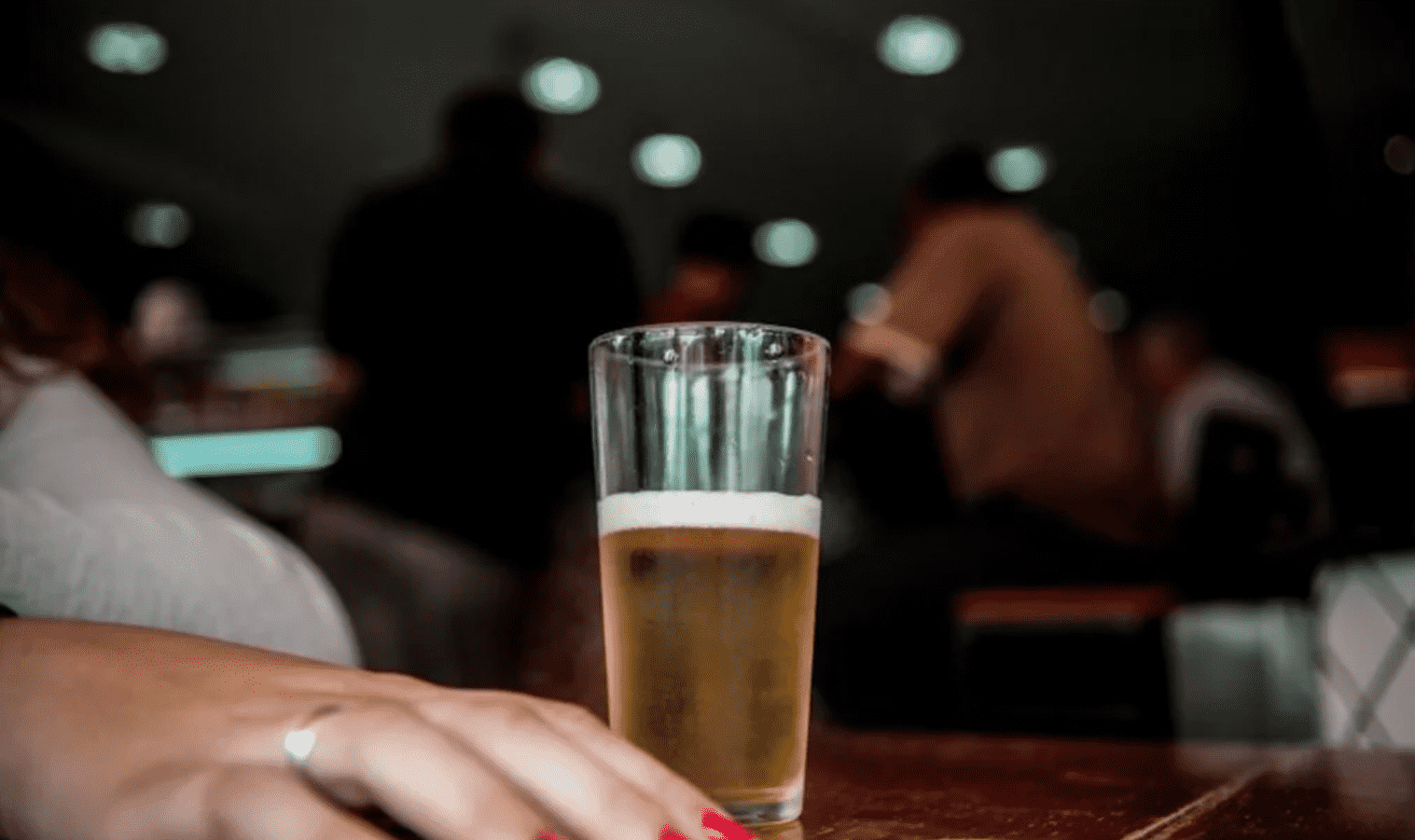Eleições 2020: foto mostra mão ao lado de um copo de cerveja