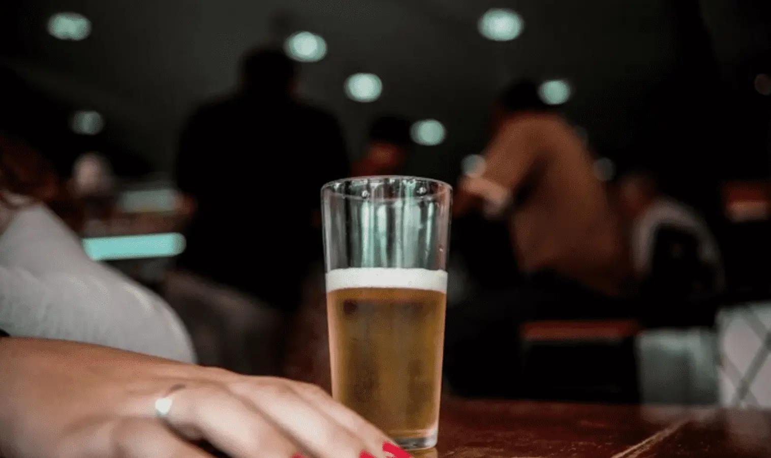 Eleições 2020: foto mostra mão ao lado de um copo de cerveja