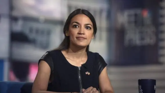 Eleições dos EUA: Alexandria Ocasio-Cortez é reeleita na Câmara