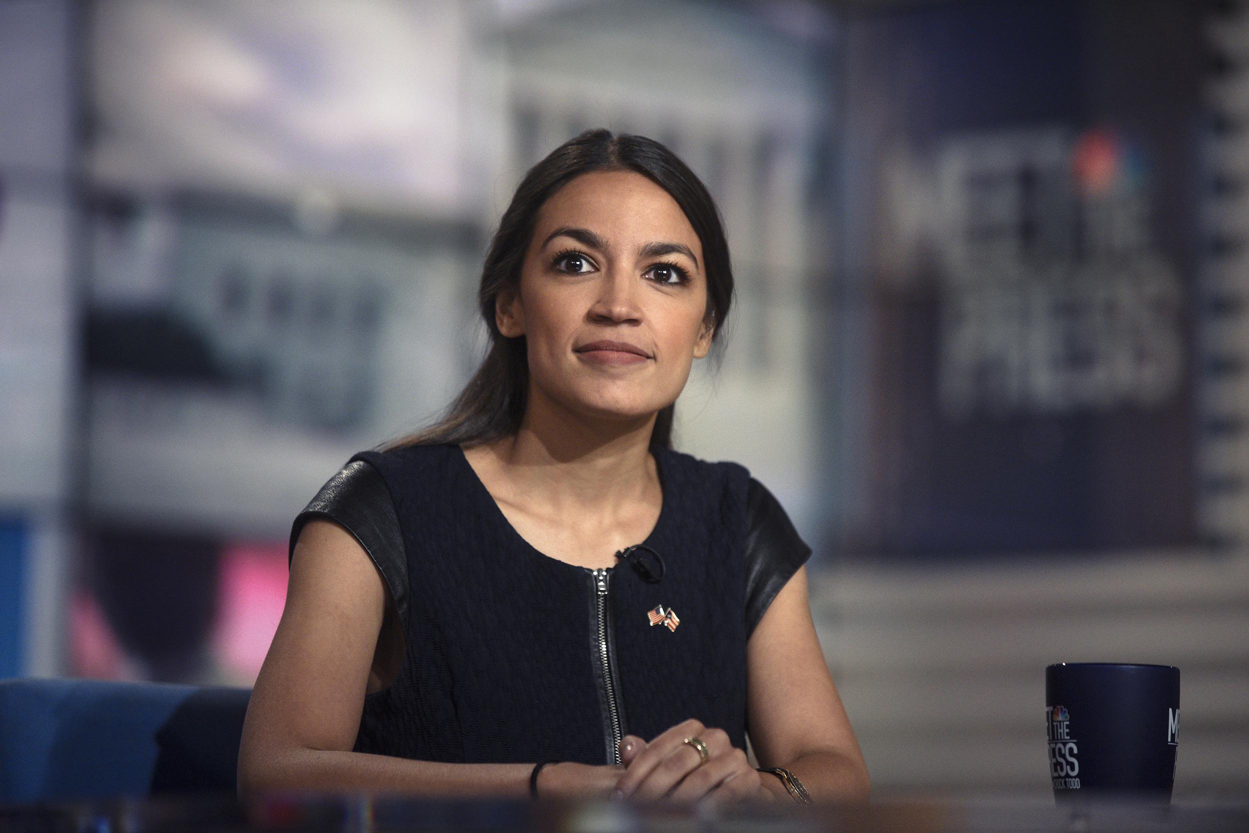 Eleições dos EUA: Alexandria Ocasio-Cortez é reeleita na Câmara