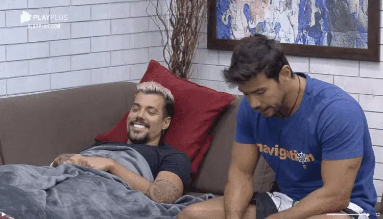 Peões conversam na sala de A Fazenda 2020