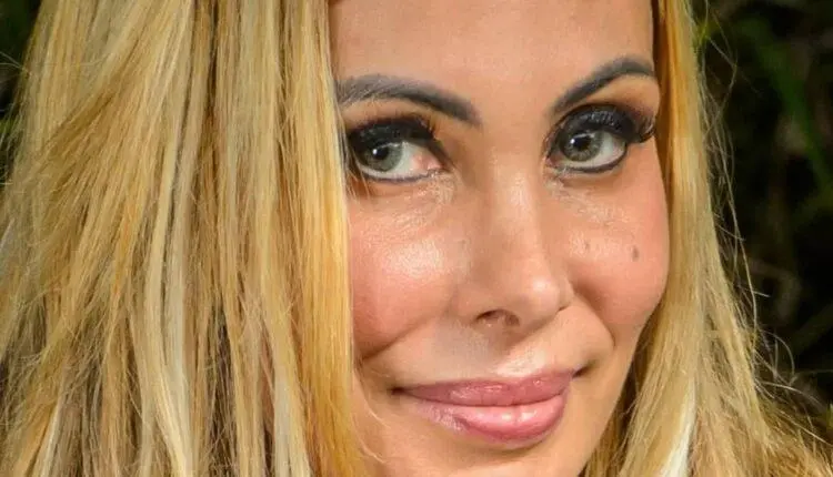 Angela - Ex- A Fazenda