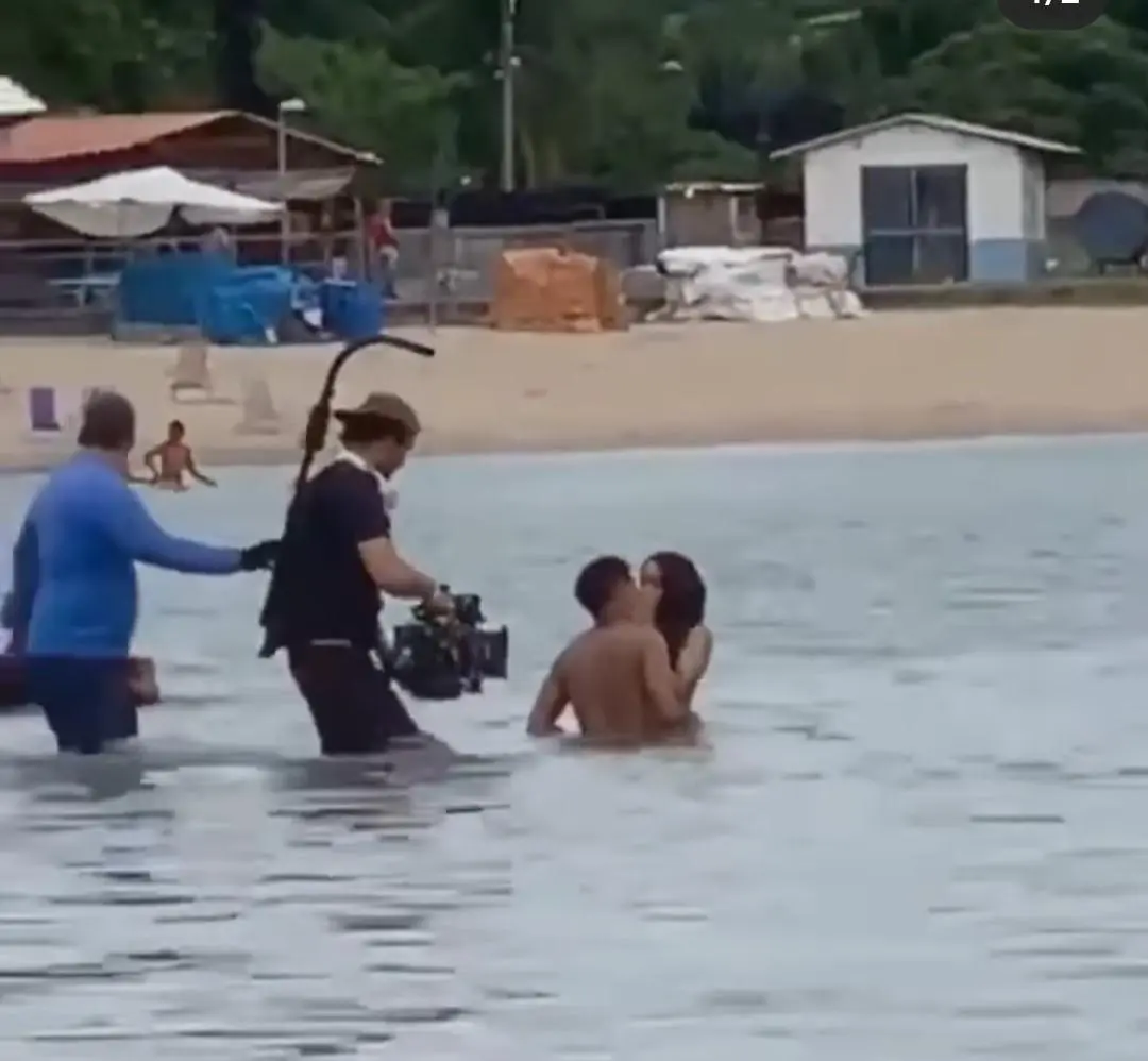 Imagem mostra Anitta beijando homem em gravação no Piscinão de Ramos