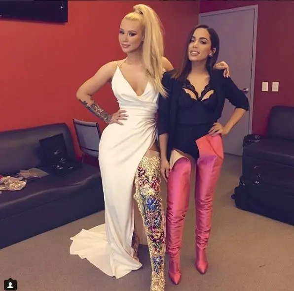 Imagem mostra Anitta e Iggy Azalea