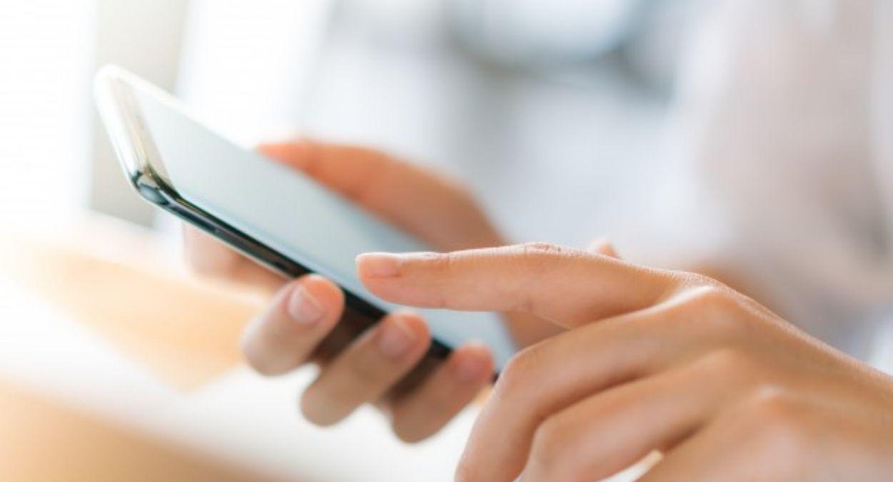 celular assistente de voz