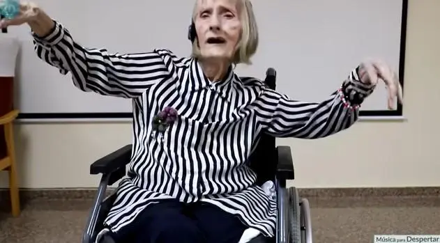Imagem mostra bailaria com Alzheimer