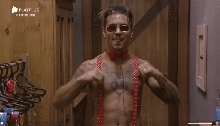 Biel durante desfile de A Fazenda 12