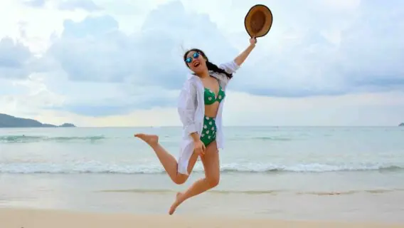 Biquíni de cintura alta: tudo sobre a peça hit do verão