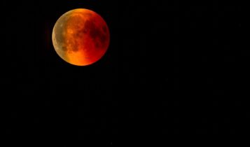 Signo lunar: saiba o que significa e o que ele pode revelar sobre você Imagem de uma lua cheia no céu caracterizando o significado do que é signo lunar na astrologia