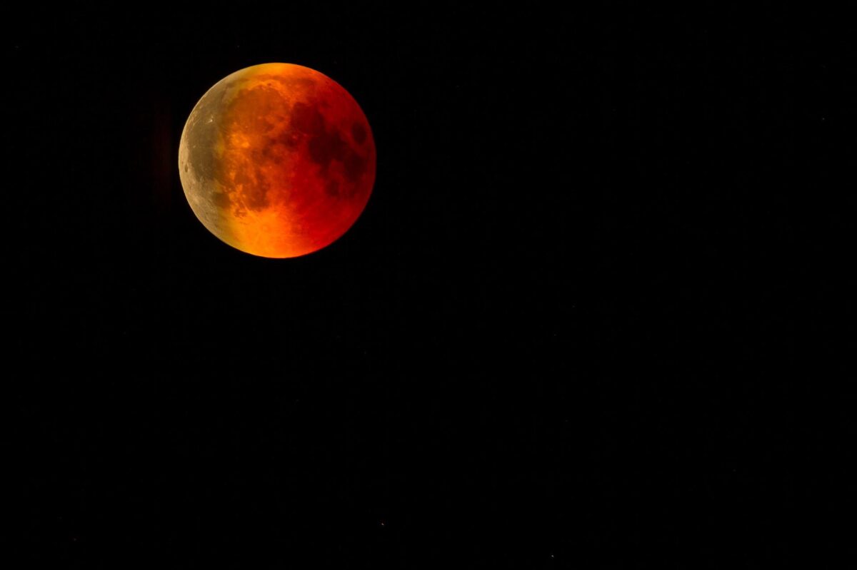 Imagem de uma lua cheia no céu caracterizando o significado do que é signo lunar na astrologia