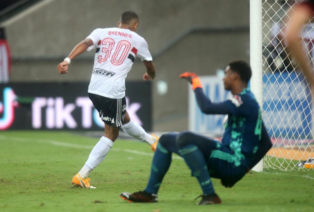 São Paulo venceu jogo de ida, com falha grotesca do goleiro Hugo