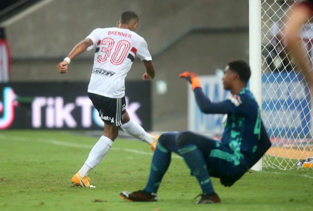 São Paulo venceu jogo de ida, com falha grotesca do goleiro Hugo