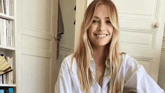 O estilo de Camille Razat: looks da atriz de Emily em Paris