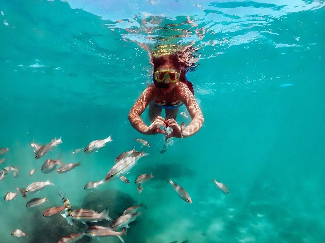 Mulher aproveita caribe brasileiro nos Parrachos de Maracajaú