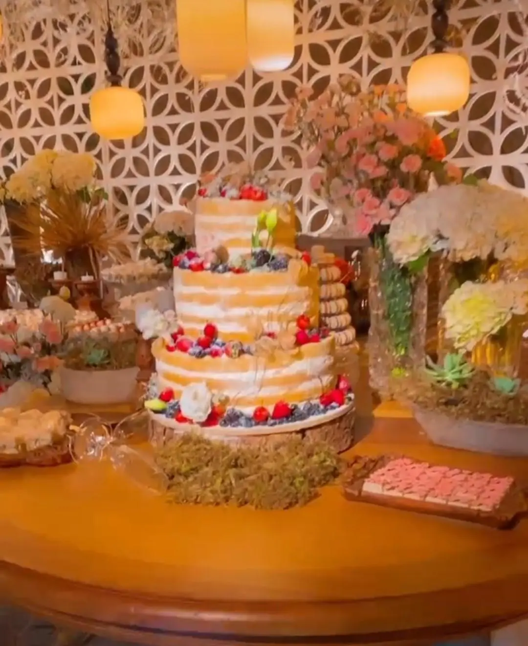 Imagem mostra bolo do casamento de Carol Nakamura