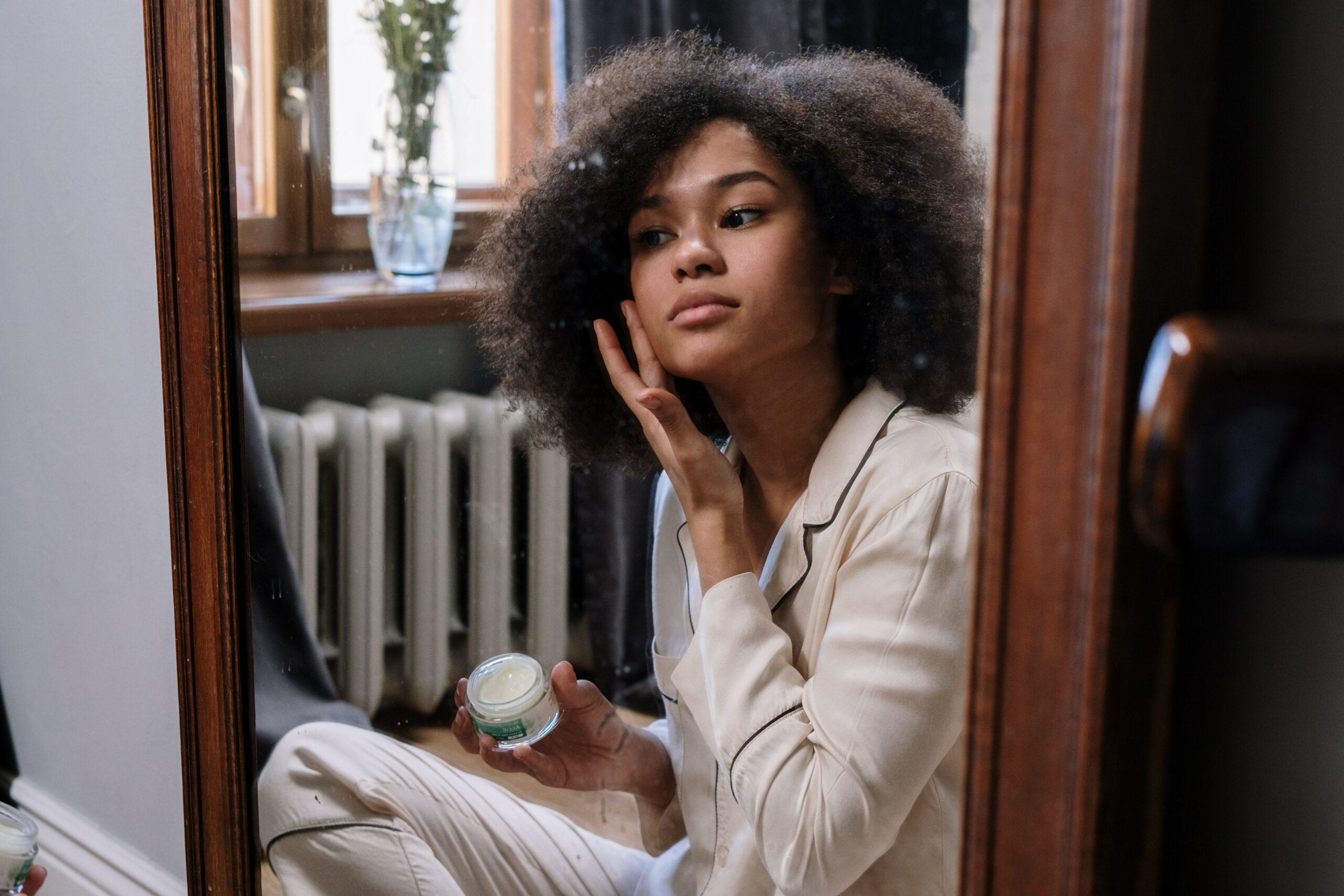 mulher cuida da pele com cleansing balm