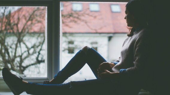 Um em cada cinco pacientes com covid-19 desenvolve problemas de saúde mental, diz estudo