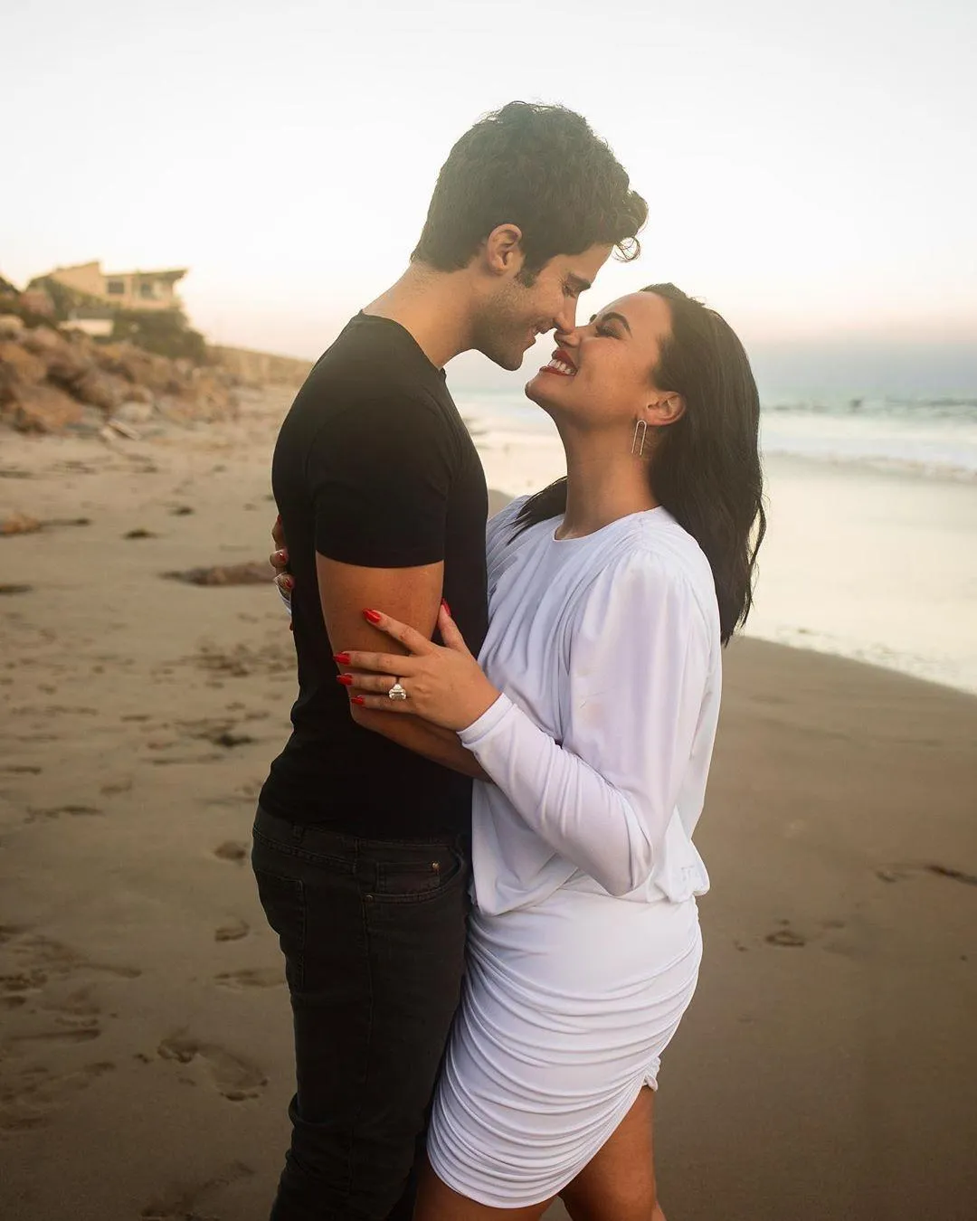Imagem mostra Demi Lovato com o ex noivo