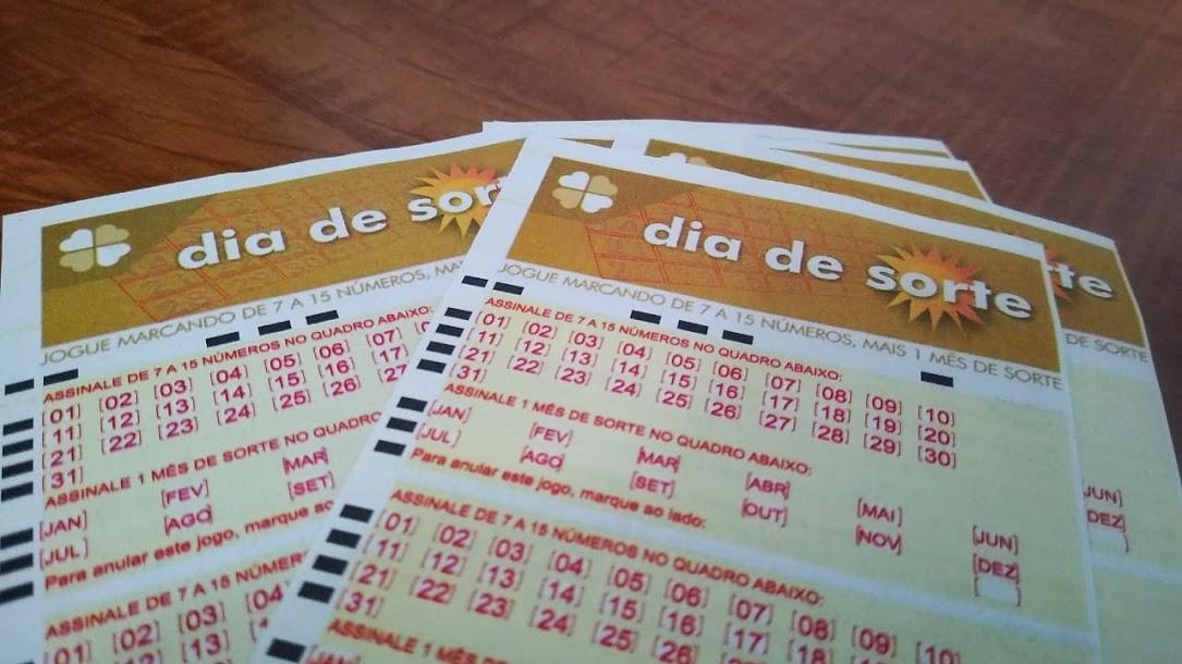 resultado do dia de sorte 398 A imagem mostra três volantes do do Dia de Sorte