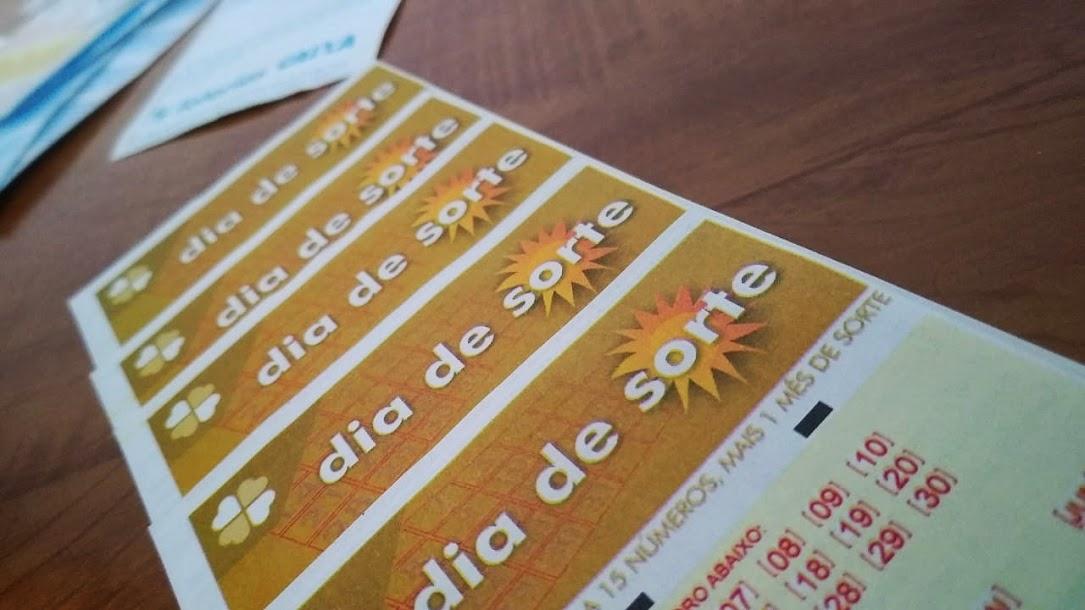 A imagem mostra uma fileira de volantes do Dia de Sorte 396
