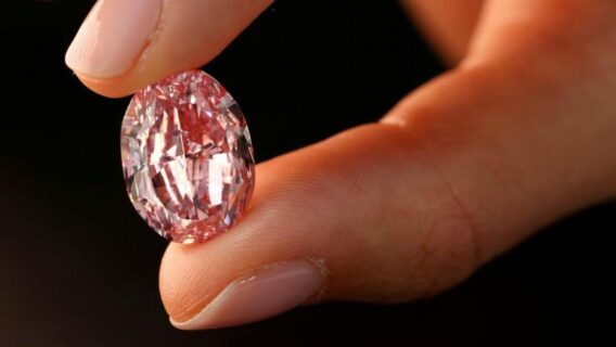 Diamante rosa raro é leiloado por 26,6 milhões de dólares