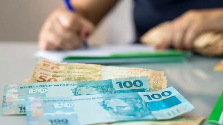 Salário mínimo deveria ter sido R$ 5.005,91 em outubro, aponta Dieese