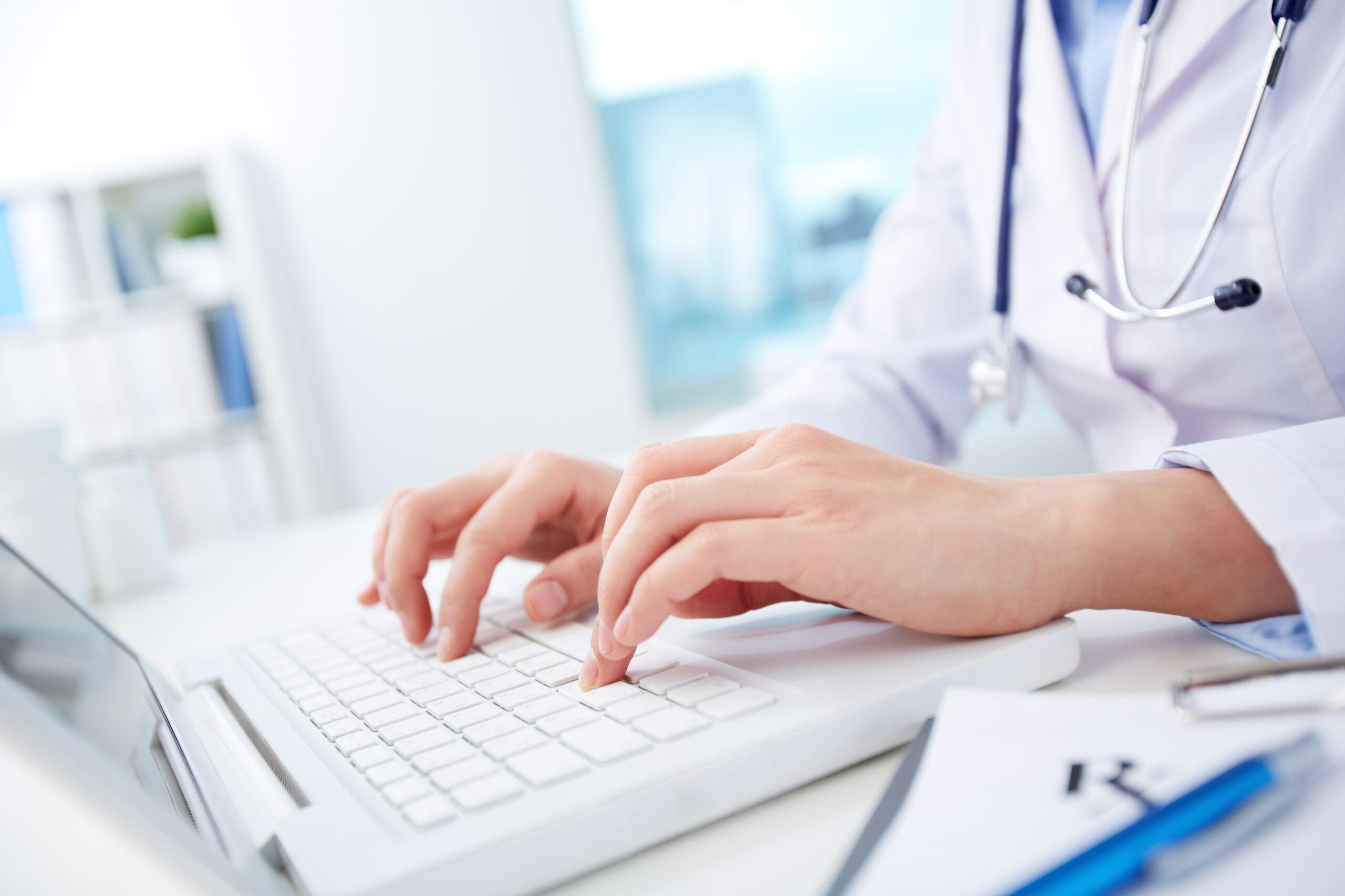 Médico usando computador
