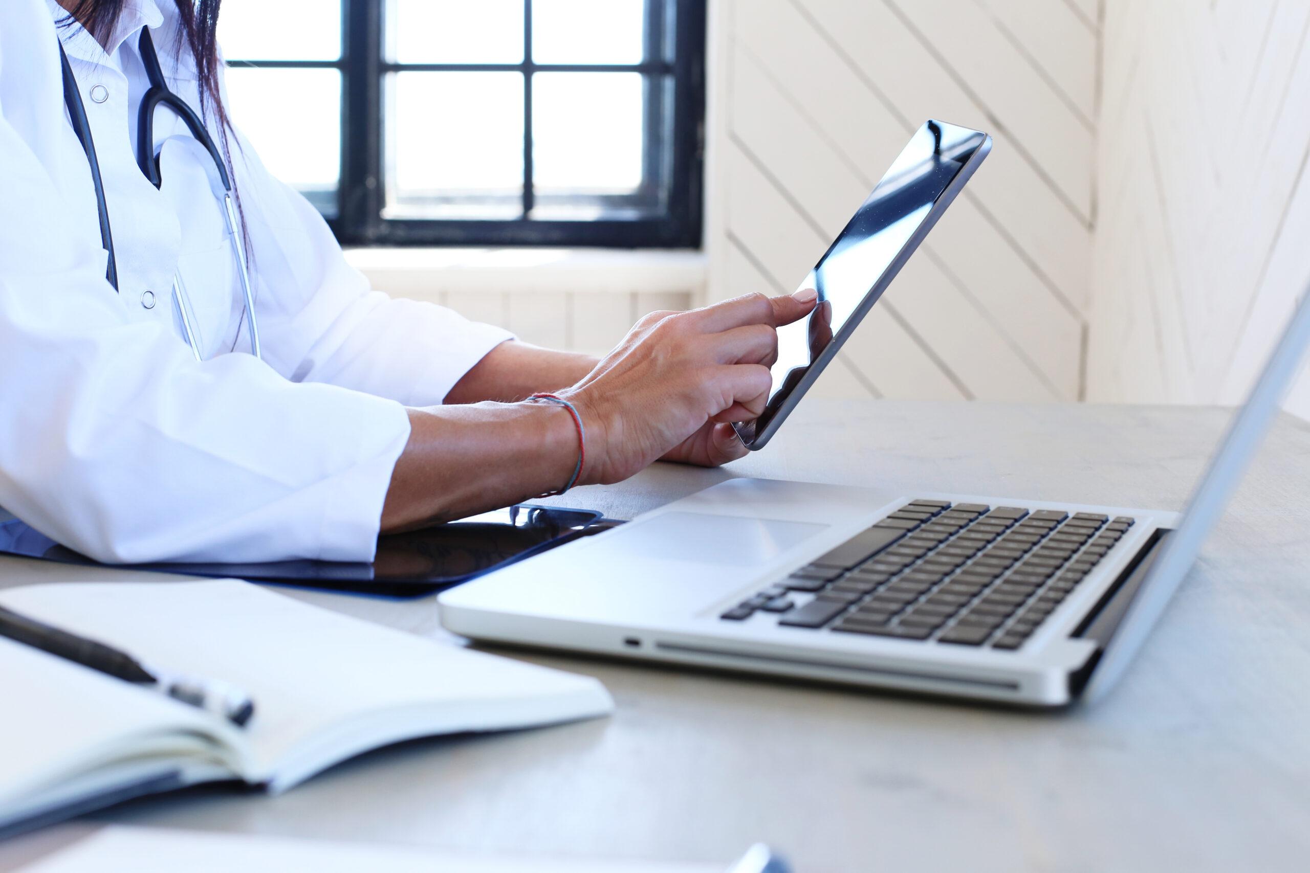 Médico usando tablet. Teleperícia do INSS