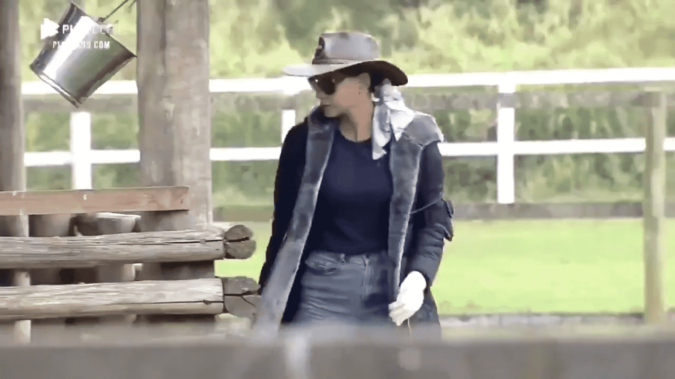 Jakelyne na área externa de A Fazenda 2020