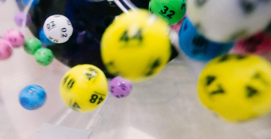 Loteria federal de natal - a imagem mostra diversas bolas numeradas