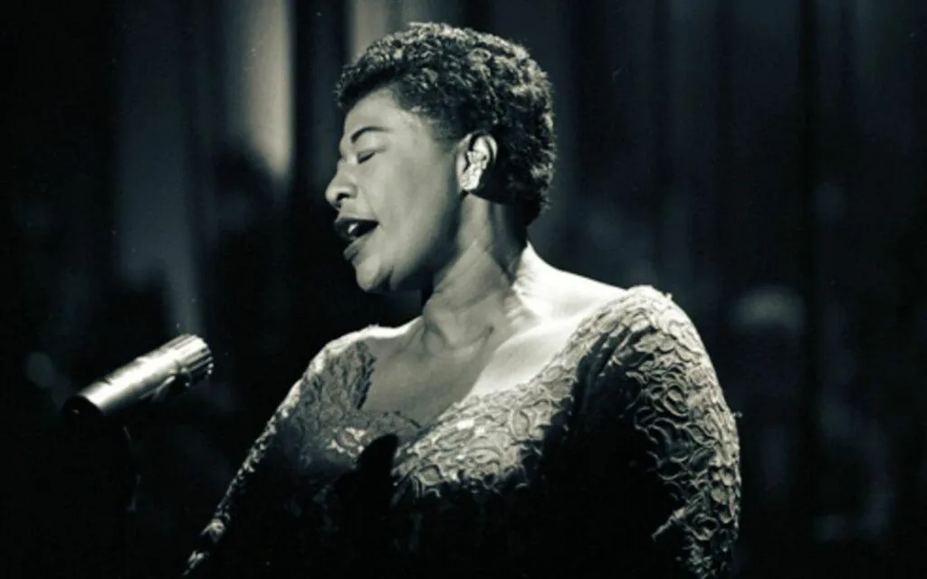 Ella Fitzgerald cantando