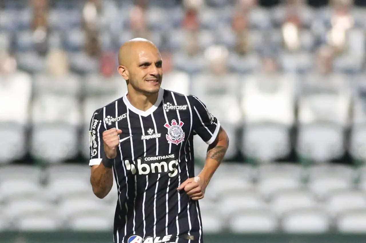 Fábio Santos fez o único gol do confronto entre Coritiba e Corinthians