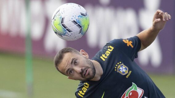 Everton Ribeiro estreia como titular da seleção e quebra tabu de uma década