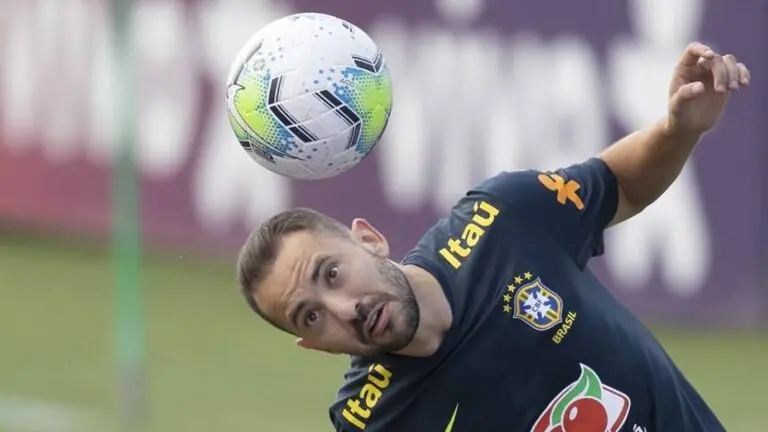 Everton Ribeiro estreia como titular da seleção e quebra tabu de uma década