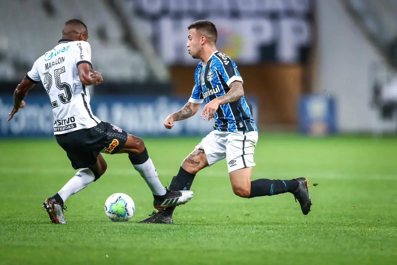 Entrada de Marllon em Matheus Henrique, que culminou na expulsão do zagueiro