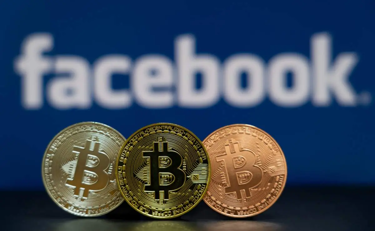Logotipo do Facebook, e moedas digitais do Bitcoin