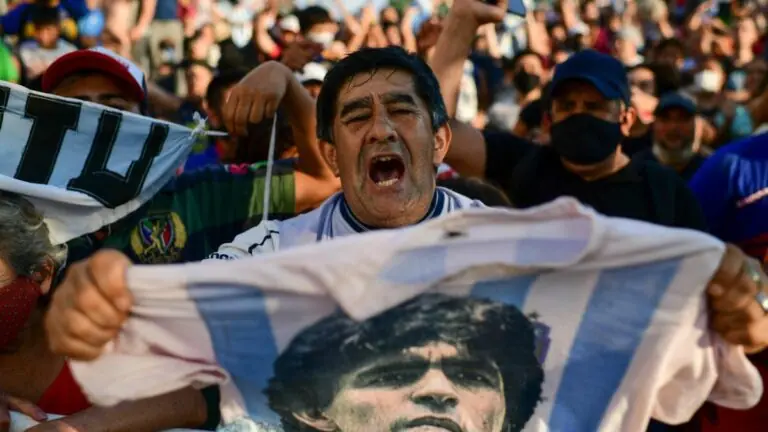 Argentinos prestam suas últimas homenagens a Maradona