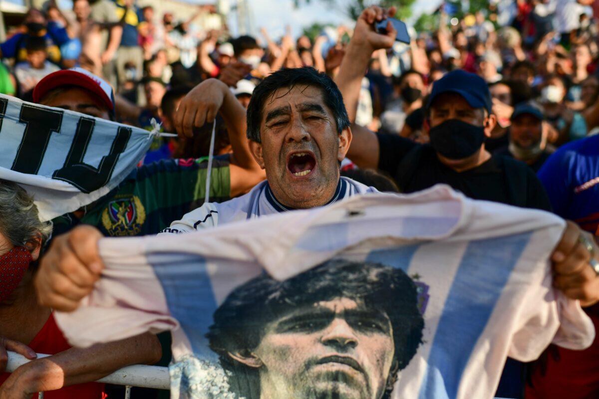 Argentinos se aglomeram pelas ruas argentinas para homenagear Maradona