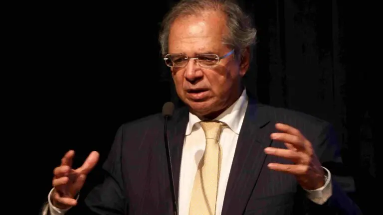 Após fim do auxílio, Guedes se apoia em privatizações para abater dívidas