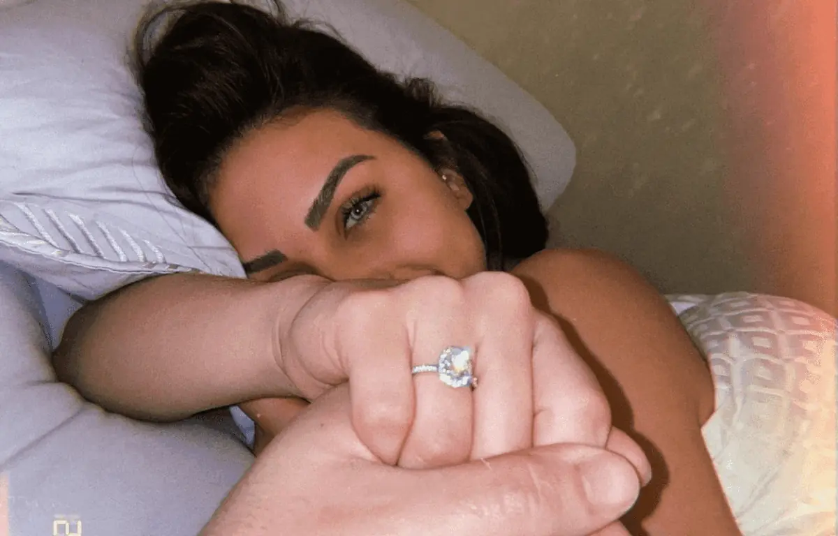 Imagem mostra anel de noivado da Flavia Pavanelli