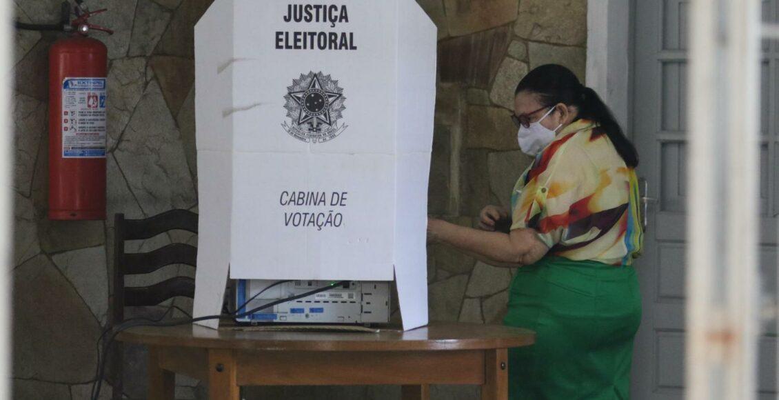 foto de senhora votando - pode votar no segundo turno que não votou no primeiro eleições 2020